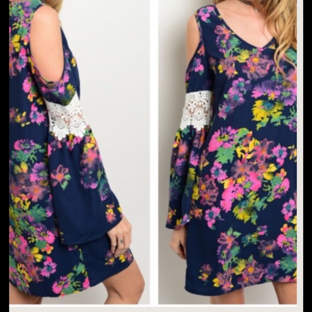 NEW LISTING❗️Cold Shoulder Floral Lace Tunic Dre…